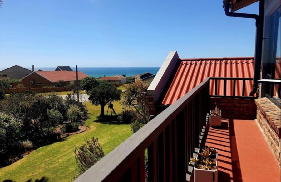 4 Bedroom Property for Sale in Boggomsbaai Western Cape